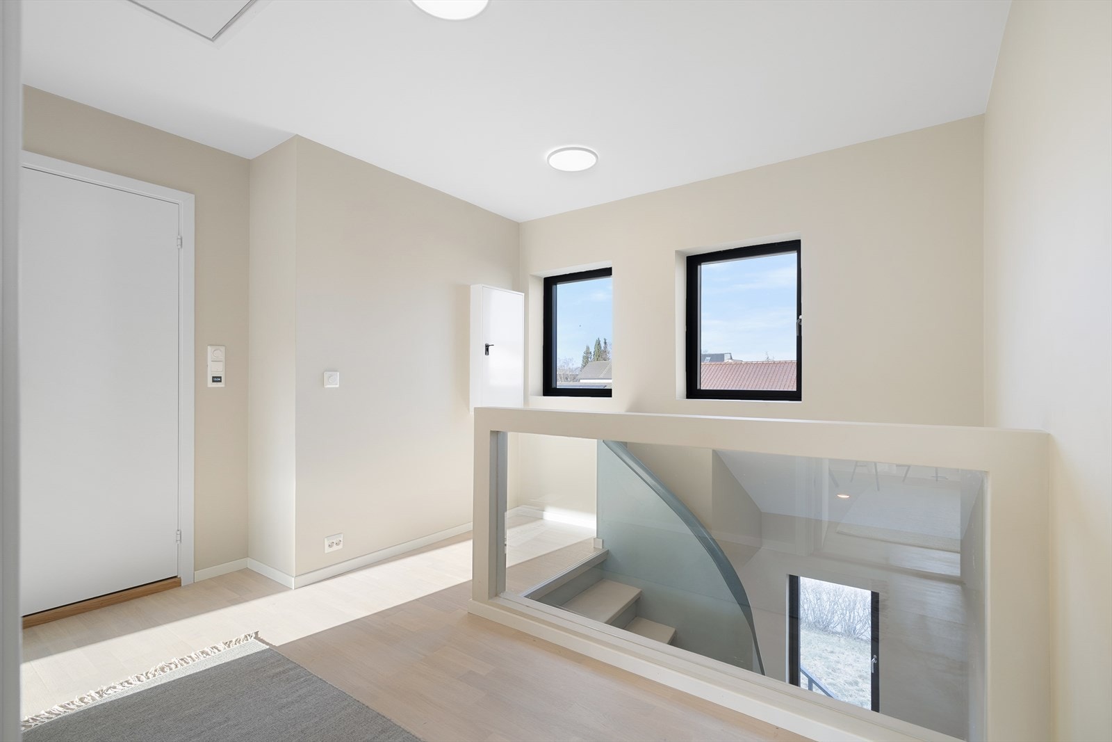 Lys mellomgang med tilgang til kaldloft samt sikringsskap. Galleribilde