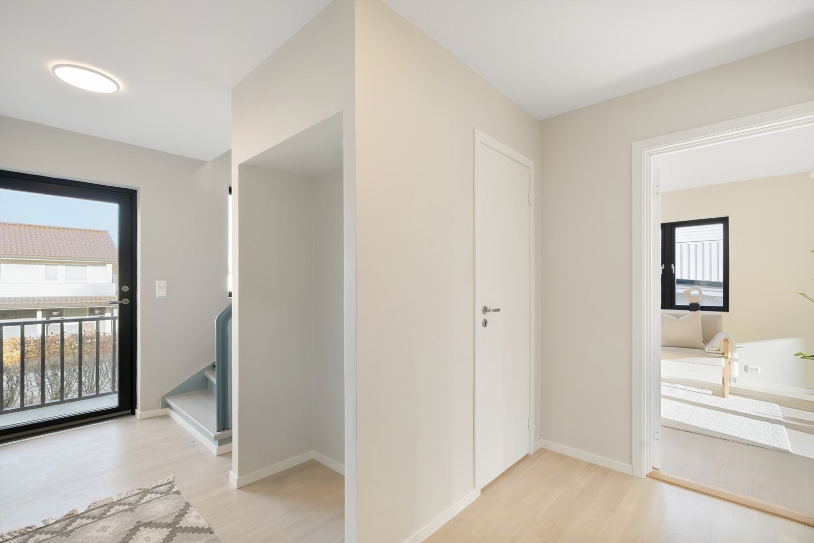 Fra entréen er det utgang til balkong og tilgang til en trapp som leder til andre etasje og kjelleretasje. Galleribilde