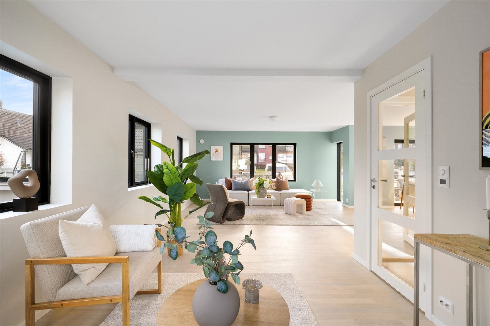 Det er lagt elektrisk varmekabler i gulv i stue og kjøkken som bidrar til et behagelig innemiljø Galleribilde