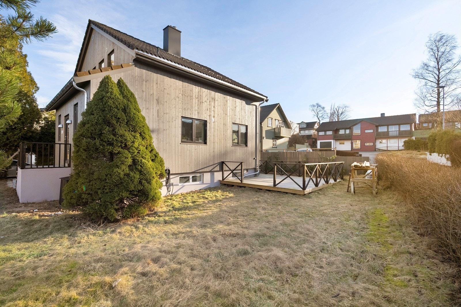 Her bor du i et trivelig og etablert nabolag med kort rekkevidde til alle daglige fasiliteter Galleribilde