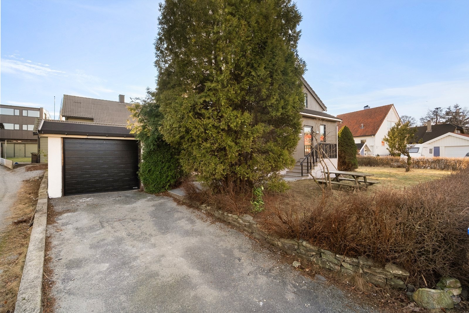 Garasjen har nytt tak og elektrisk port Galleribilde