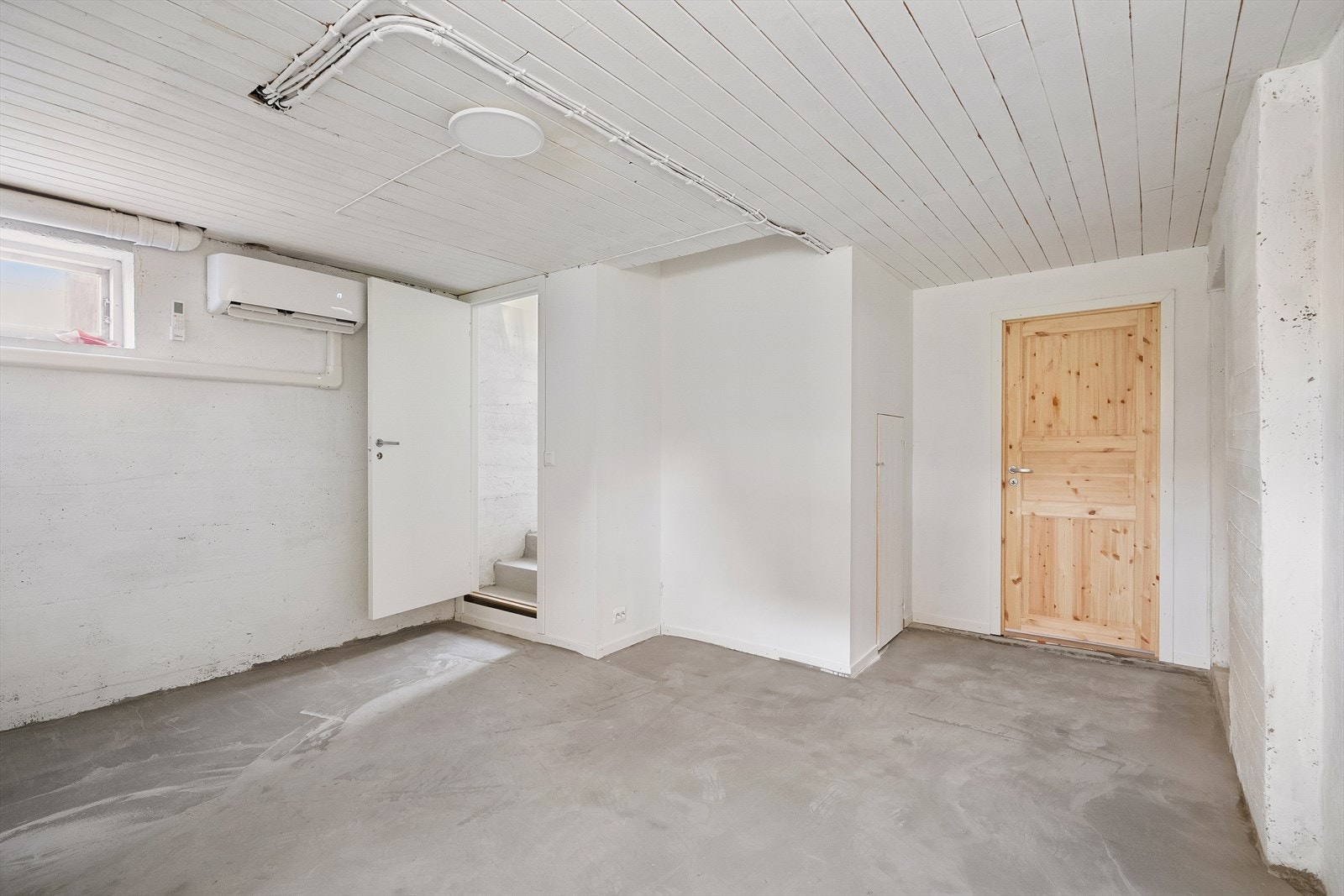 Montert varmepumpe for jevn temperatur og oppvarmingsmulighet. Kott under trapperom med oppbevaringsmuligheter. Galleribilde