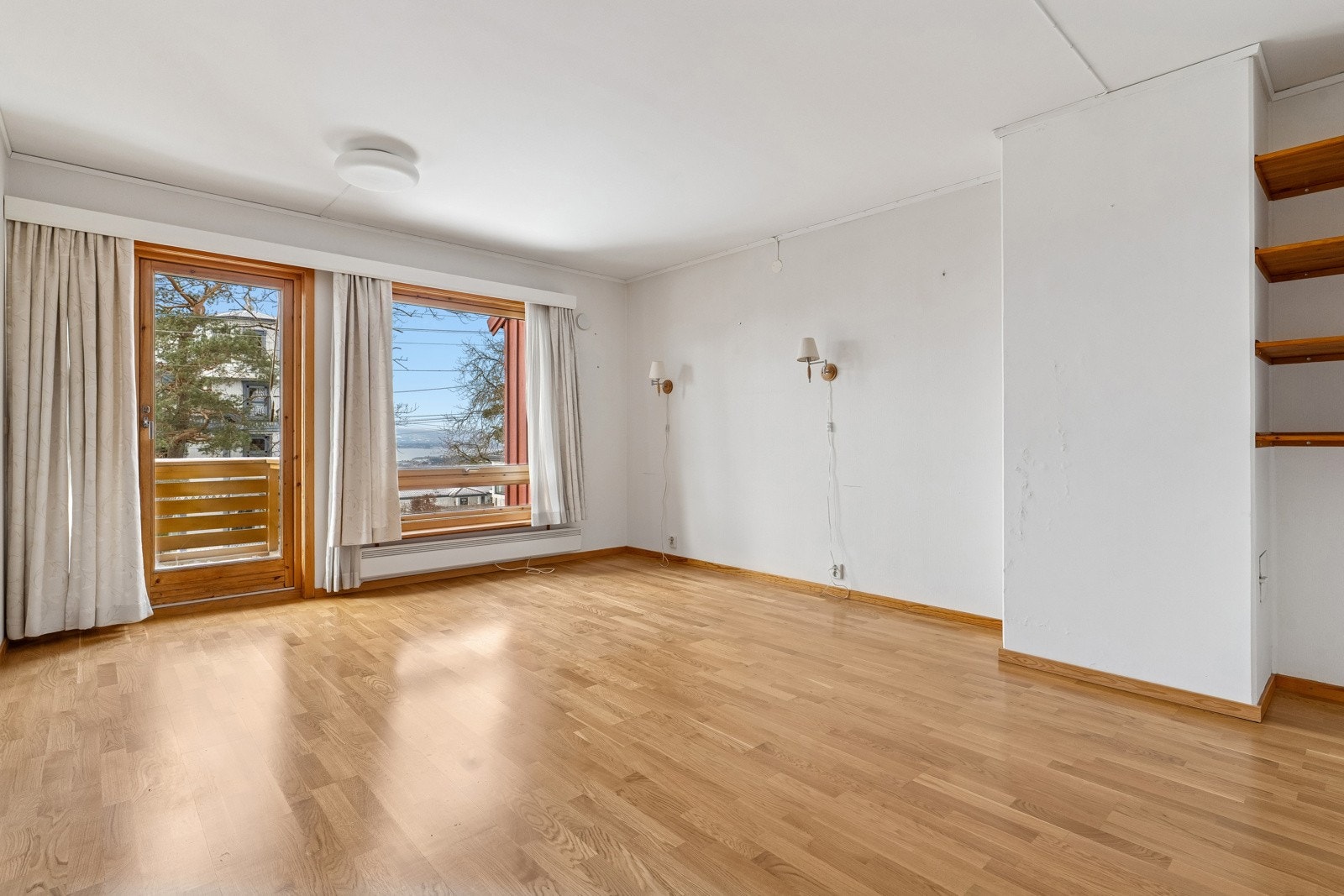 Det er dirkete utgang fra stuen til en vest-sydvestvendt veranda på 7,3kvm med gode solforhold. Galleribilde