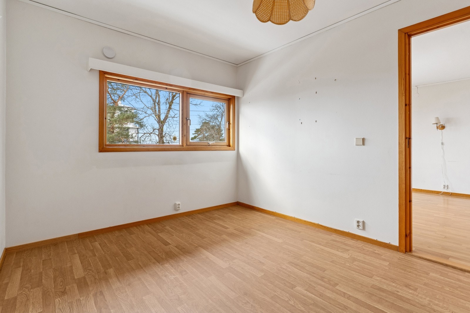 Stort soverom med godt innnslipp av naturlig lys. Galleribilde