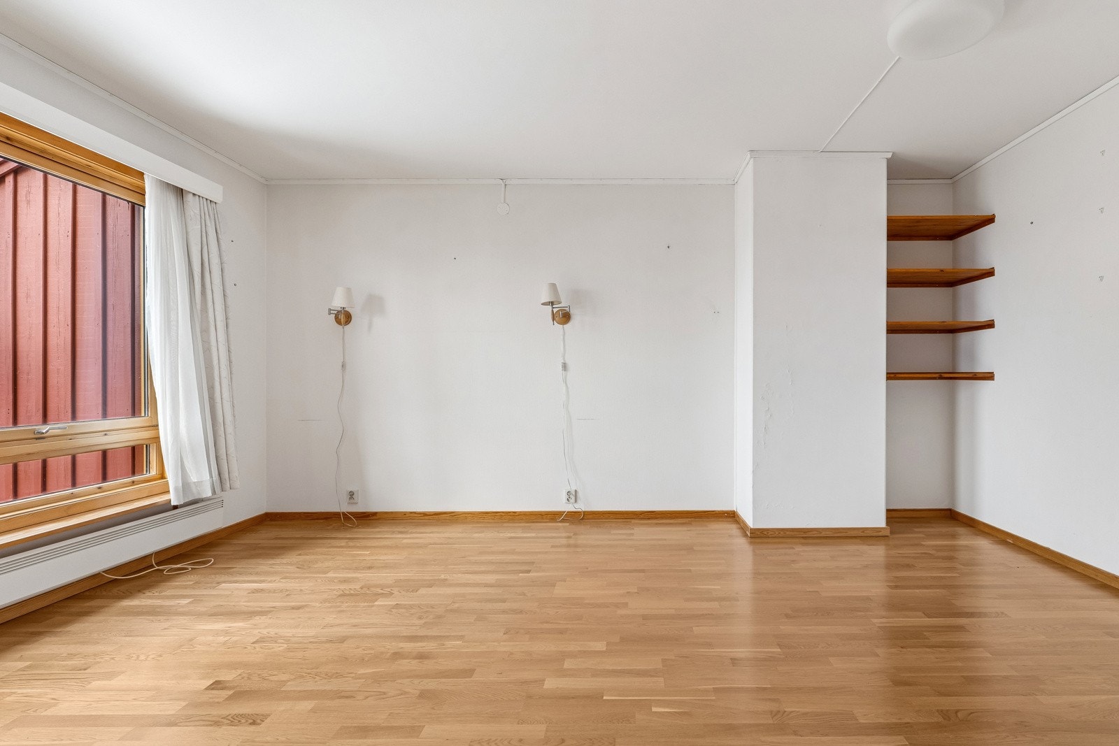 Stuen er lys og luftig med gode møbleringsmuligheter. Pipeløp. Galleribilde