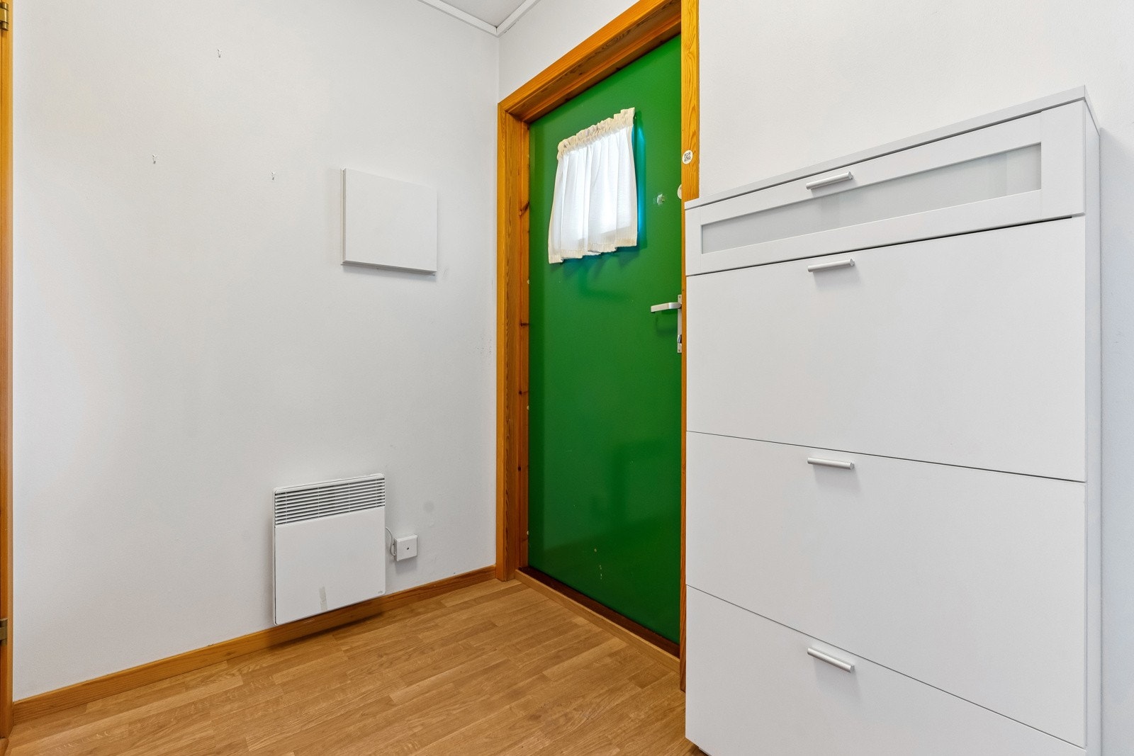 Entré med skoskap og garderobeskap. Galleribilde