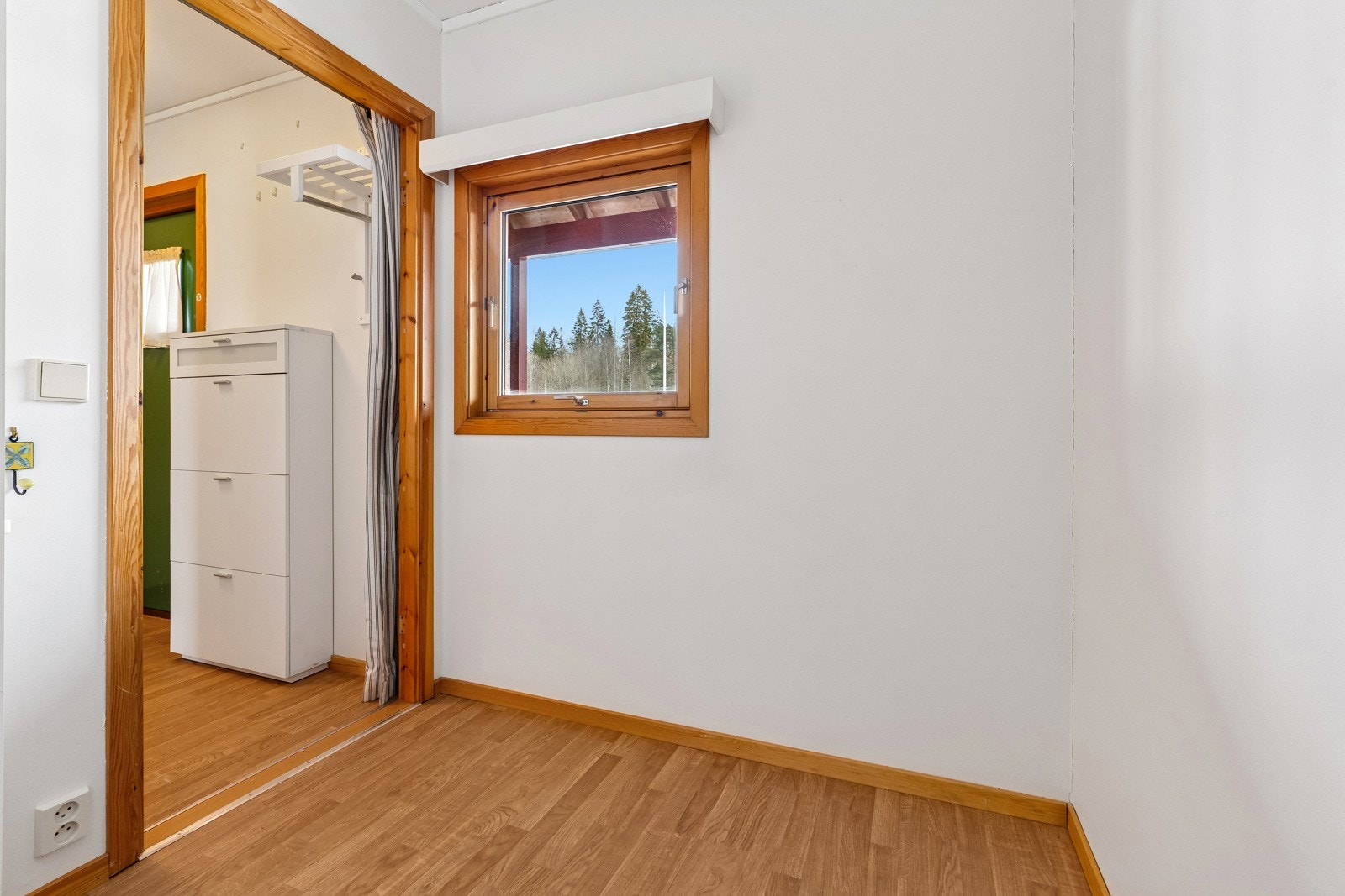 Innvendig rom perfekt til hjemmekontor, gjeserom, hobbyrom eller annet. Galleribilde