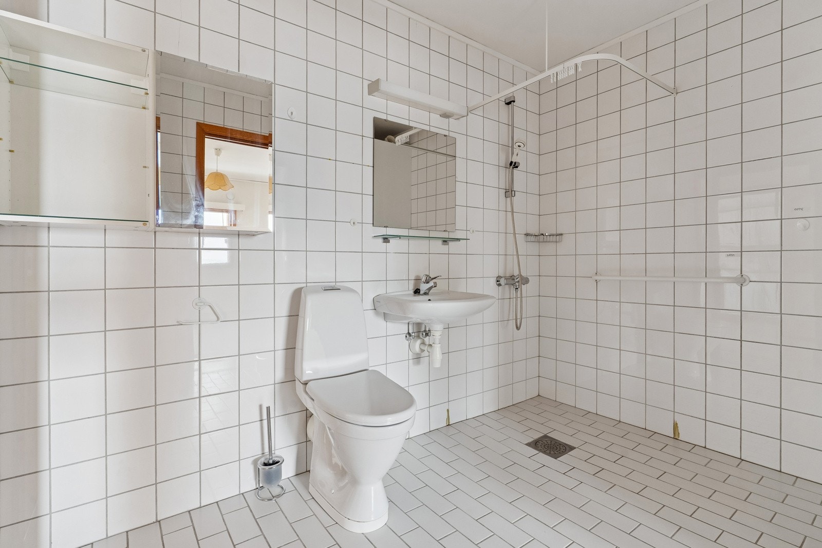 Stort flislagt bad med gulvvarme. Galleribilde