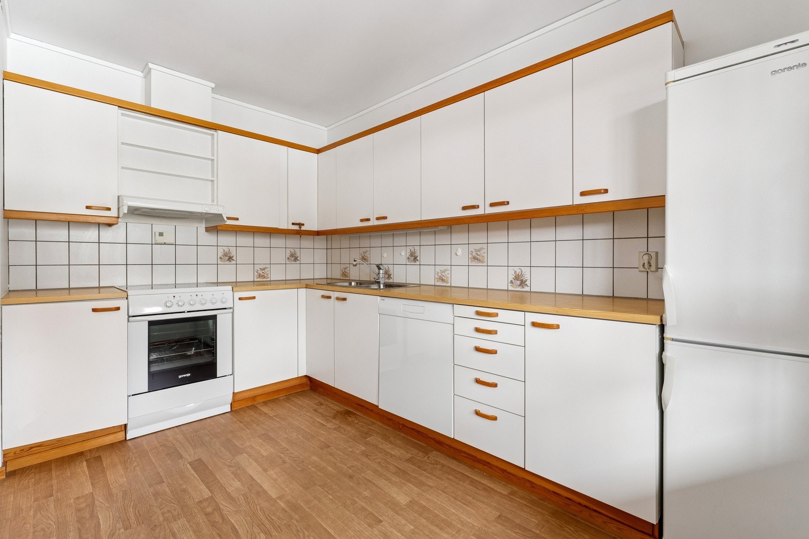 Kjøkkenet har god skap- og benkeplass. Galleribilde