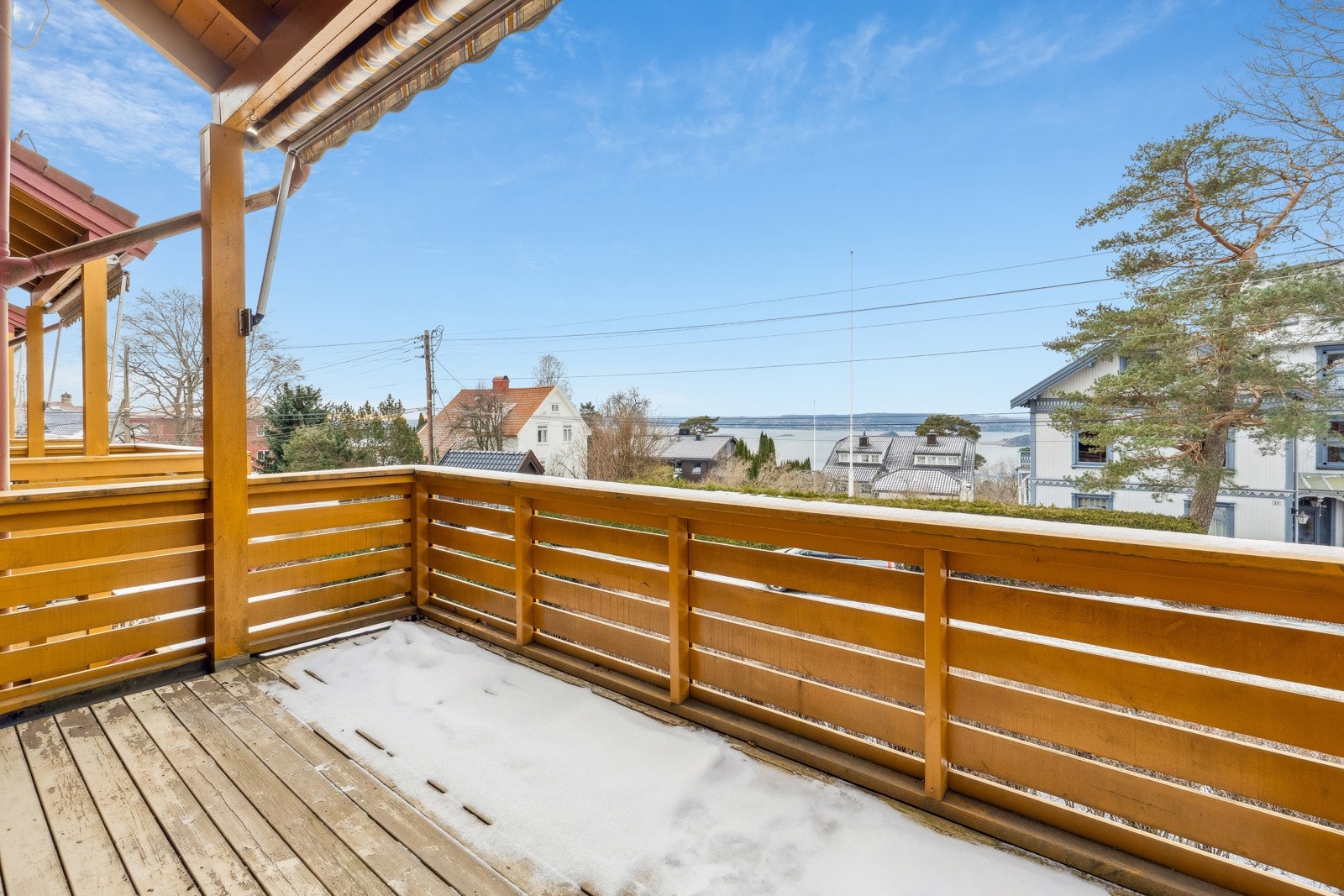 Solrik balkong med flott utsikt. Galleribilde