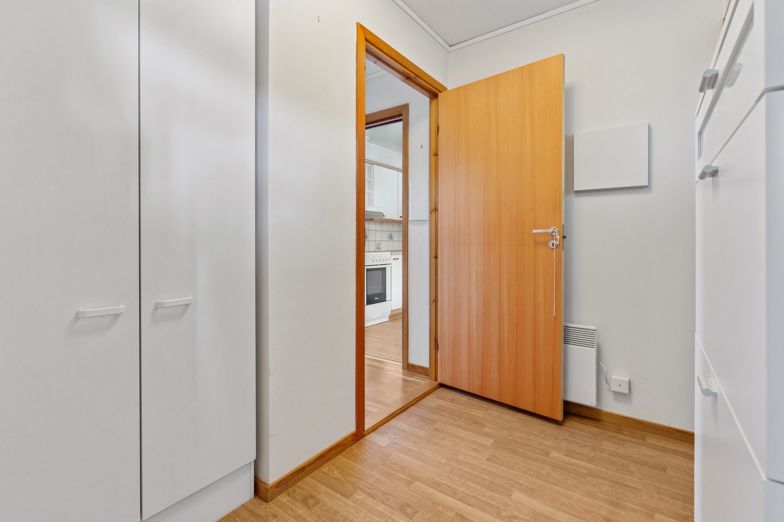 Entré med fin plass til yttertøy. Garderobeskap. Galleribilde