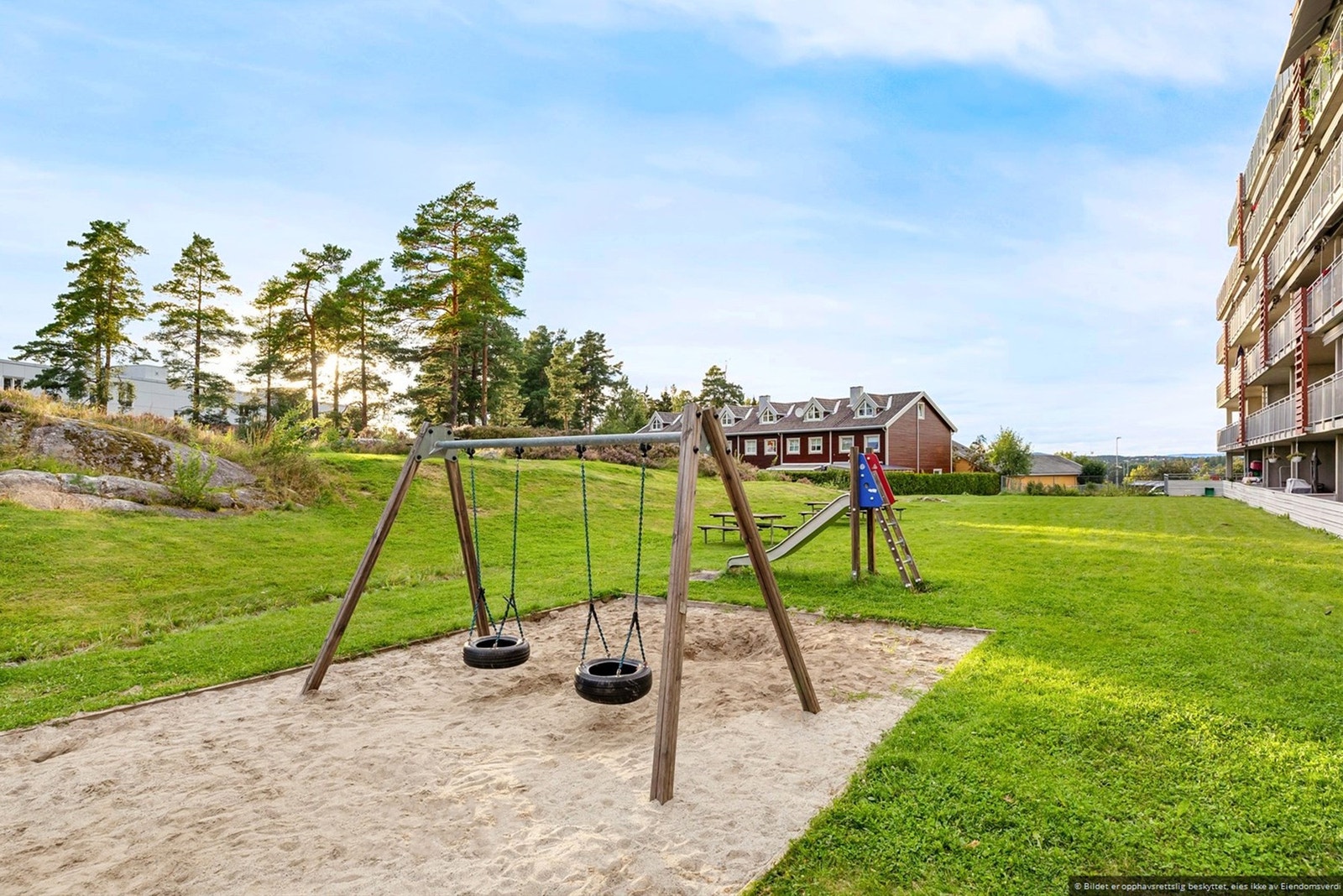 Sommerstid er det grønt og frodig på fellesarealet. Et hyggelig samlingssted for både de yngre beboerne og foreldrene. Galleribilde