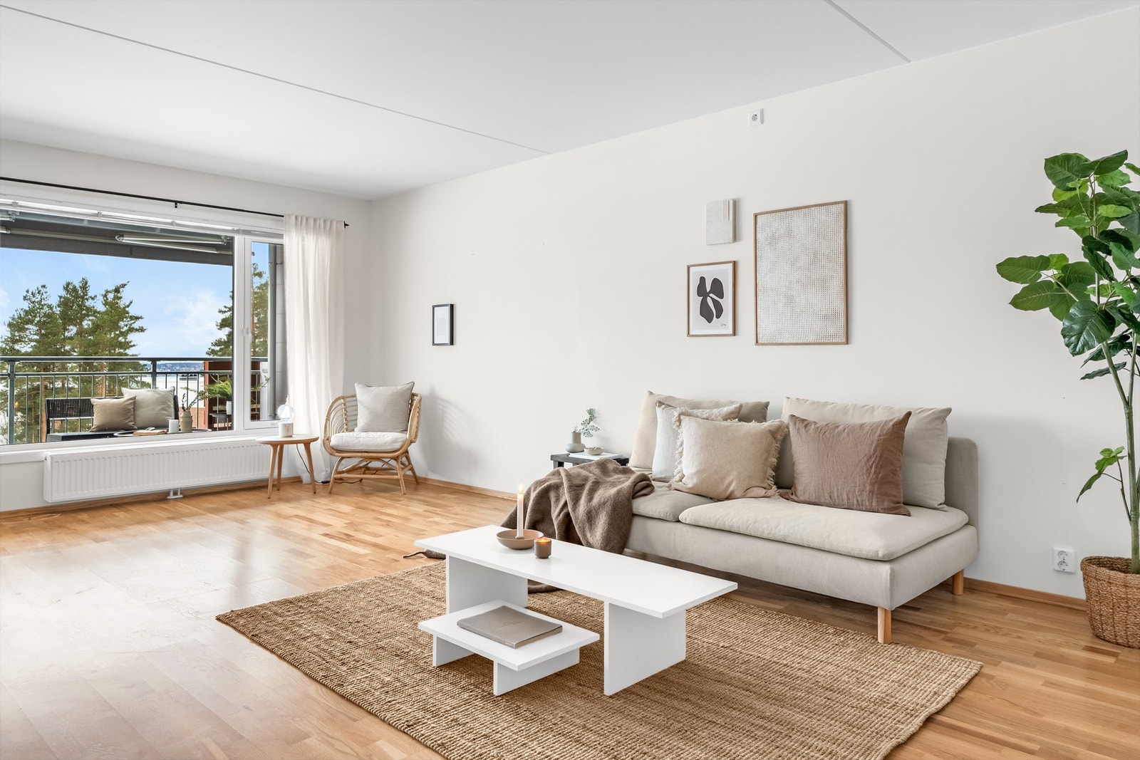 Det er lagt tre-stavs parkett på gulv i oppholdsrommet, kjøkken og soverommene. Veggflatene er glatte og malte. Galleribilde