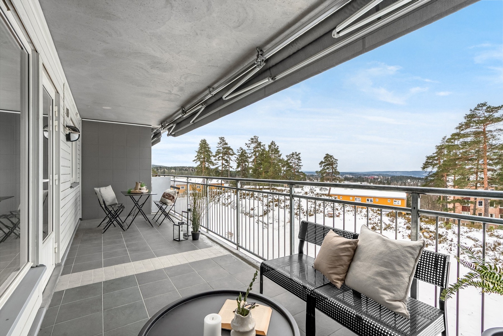 En lys og pen 3-roms selveier i 4.etasje, med heisadkomst og medfølgende garasjeplass. Galleribilde