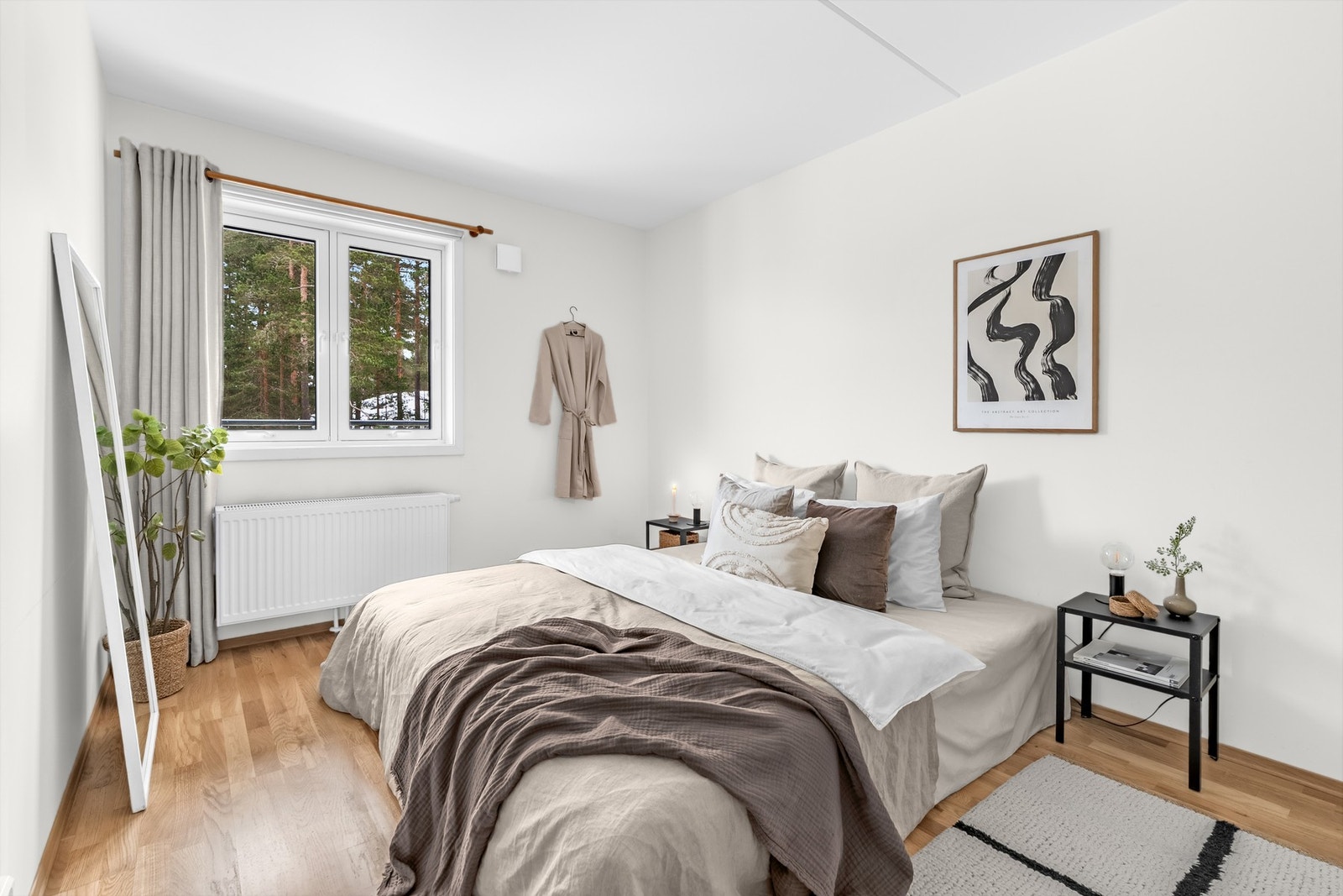 Hovedsoverommet har god plass til dobbeltseng og tilhørende nattbord. Galleribilde