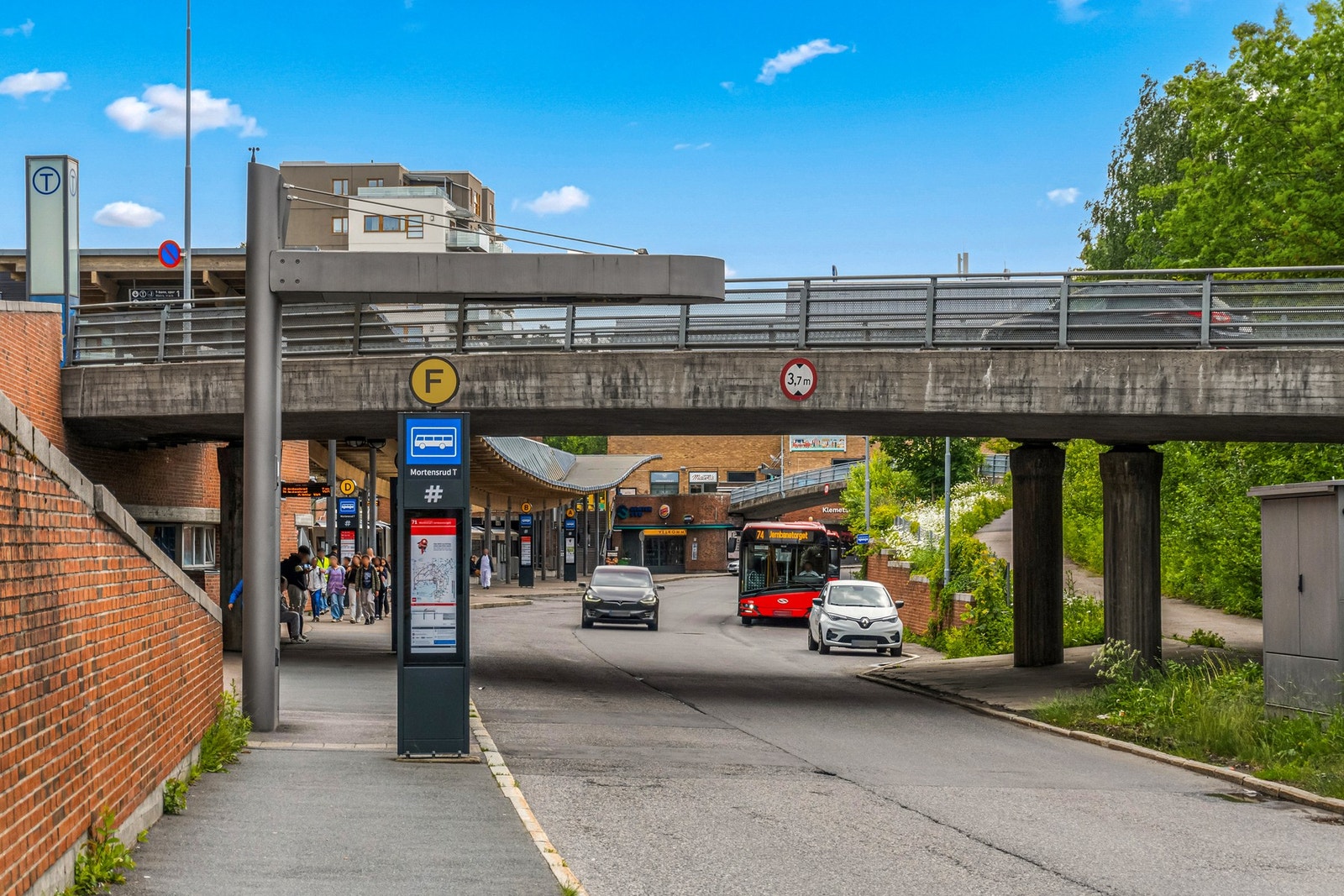 Nærmeste bussholdeplass er Kantarellen legesenter, som ligger ca. fem min unna. Fra Mortensrud går T-banens linje 3 (endestasjonen) og buss nr. 71, 72, 73, 74 og 76. Galleribilde