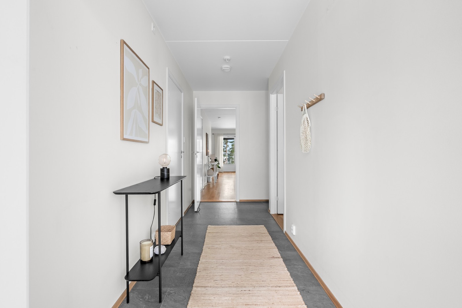 Fin entré, med fliser på gulv. Fra entreen har du tilgang til begge soverommene i leiligheten. Galleribilde