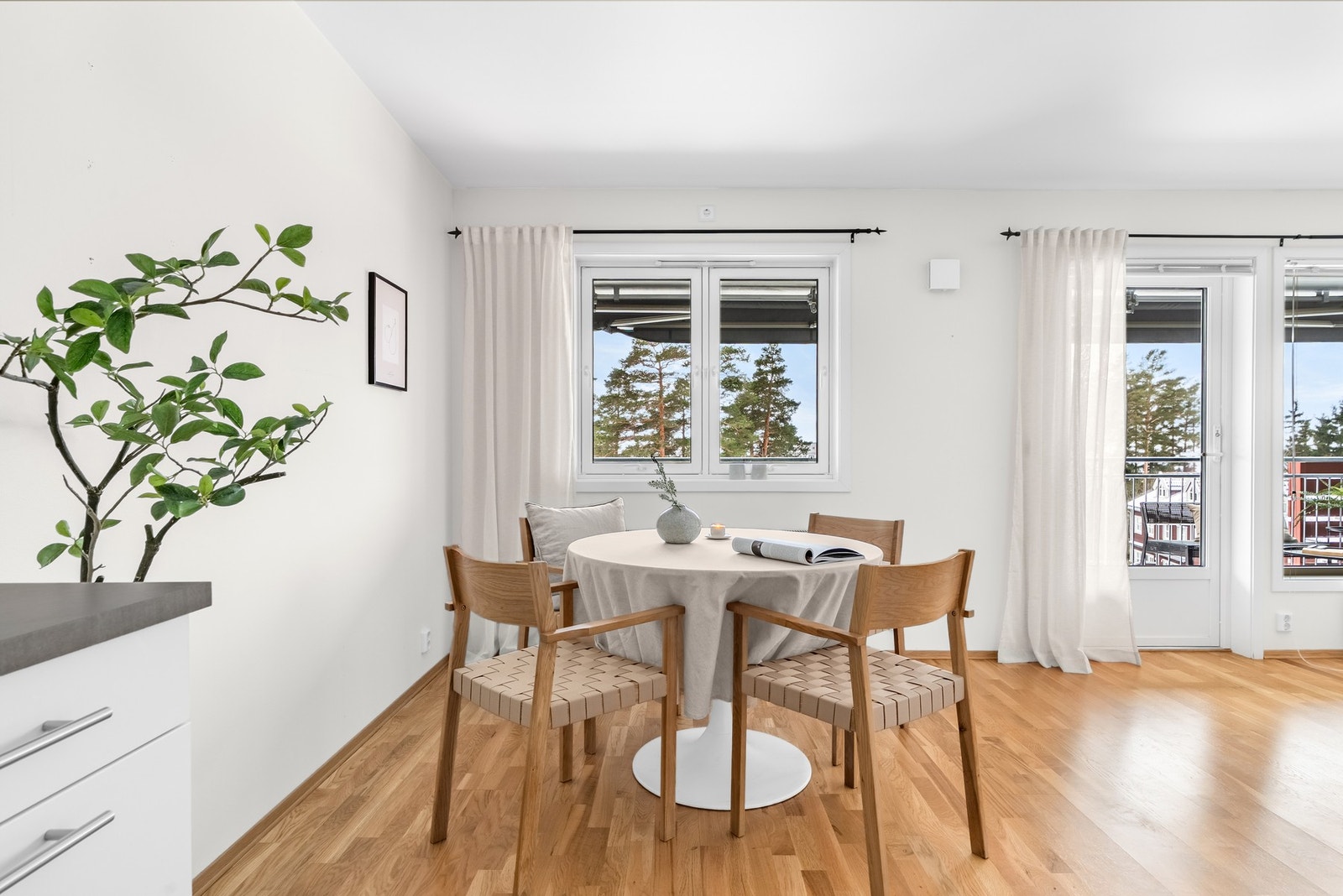 Hyggelig med spiseplass ved vindu. Her kan måltidene nytes i hyggelig lag. Galleribilde