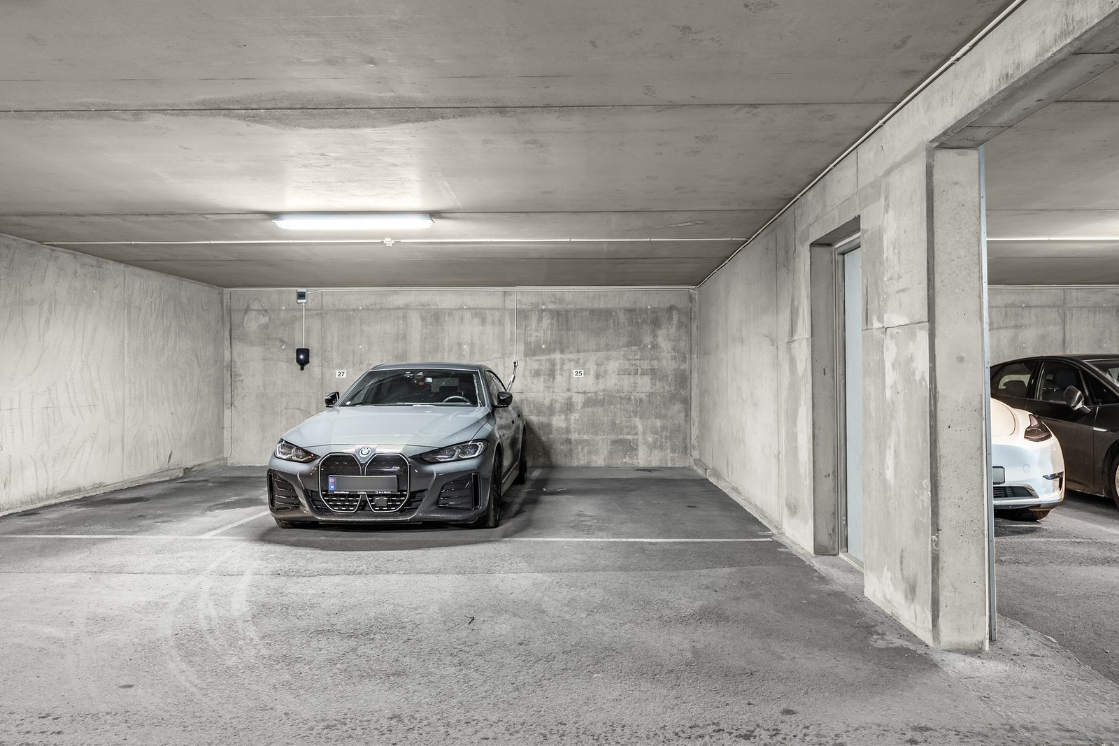 Leiligheten disponerer en parkeringsplass i felles garasjeanlegg under blokken. Plassen er merket nr. 25, og det er mulig å installere lader for el-bil. Galleribilde