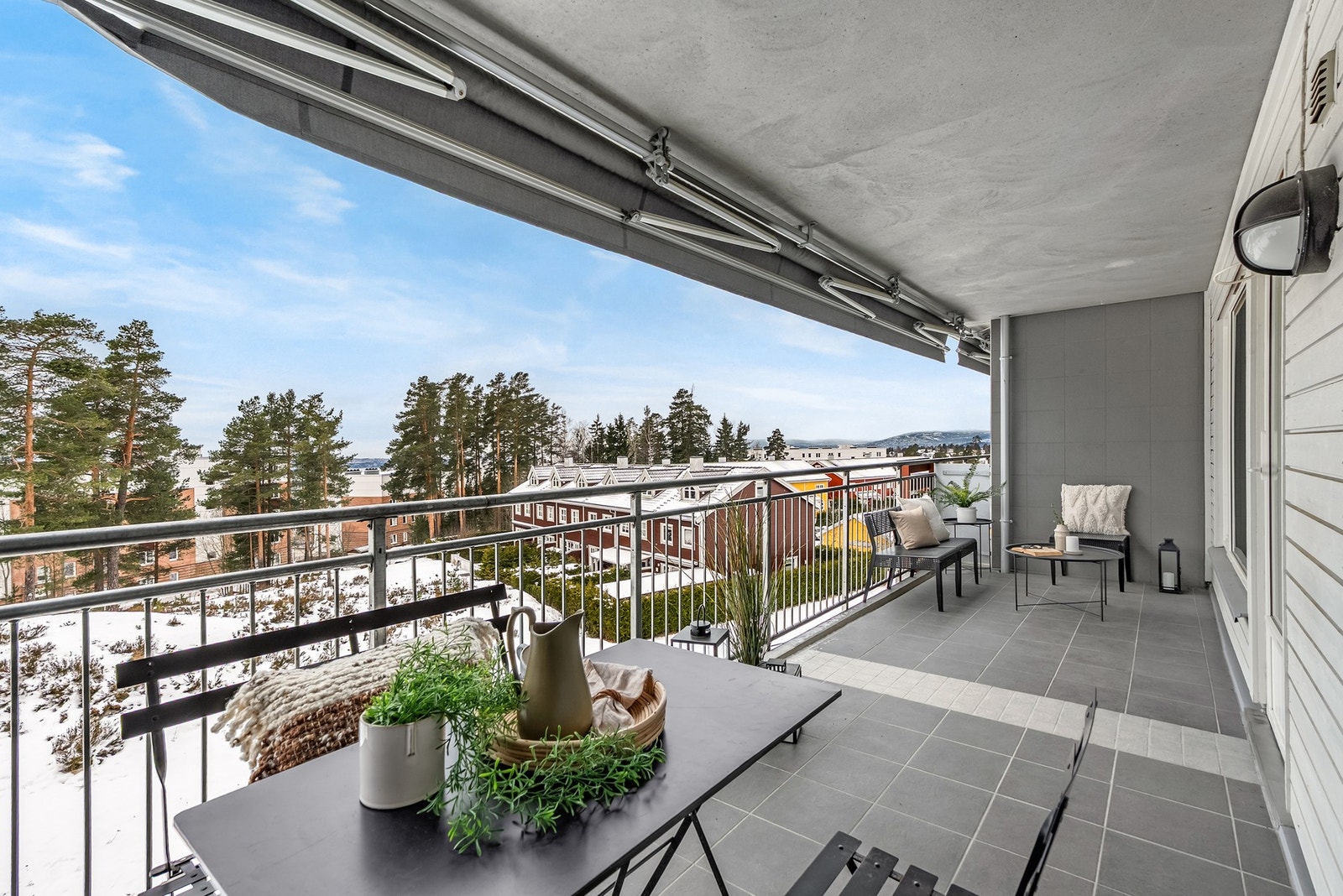 Fra stuen er det utgang til en solrik, sydvestvendt balkong på ca. 15 kvm. Her har du god plass til ulike utemøblement, og det er tillatt å grille. Galleribilde