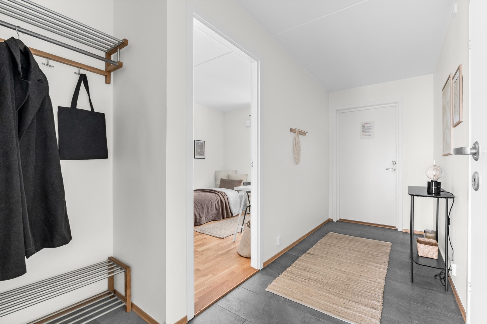 I entreen er det fin plass til å henge fra seg ytterklær på knaggrekke og i nisje. Galleribilde