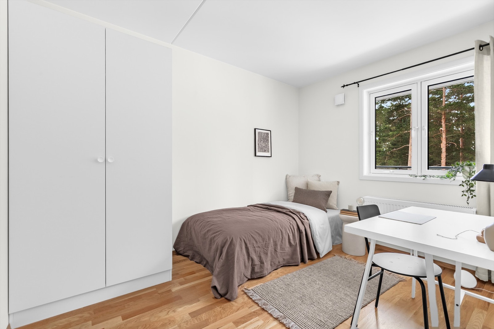 Leilighetens andre soverom er også av god størrelse, og er innredet med enkeltseng, skrivepult og garderobeskap. Galleribilde