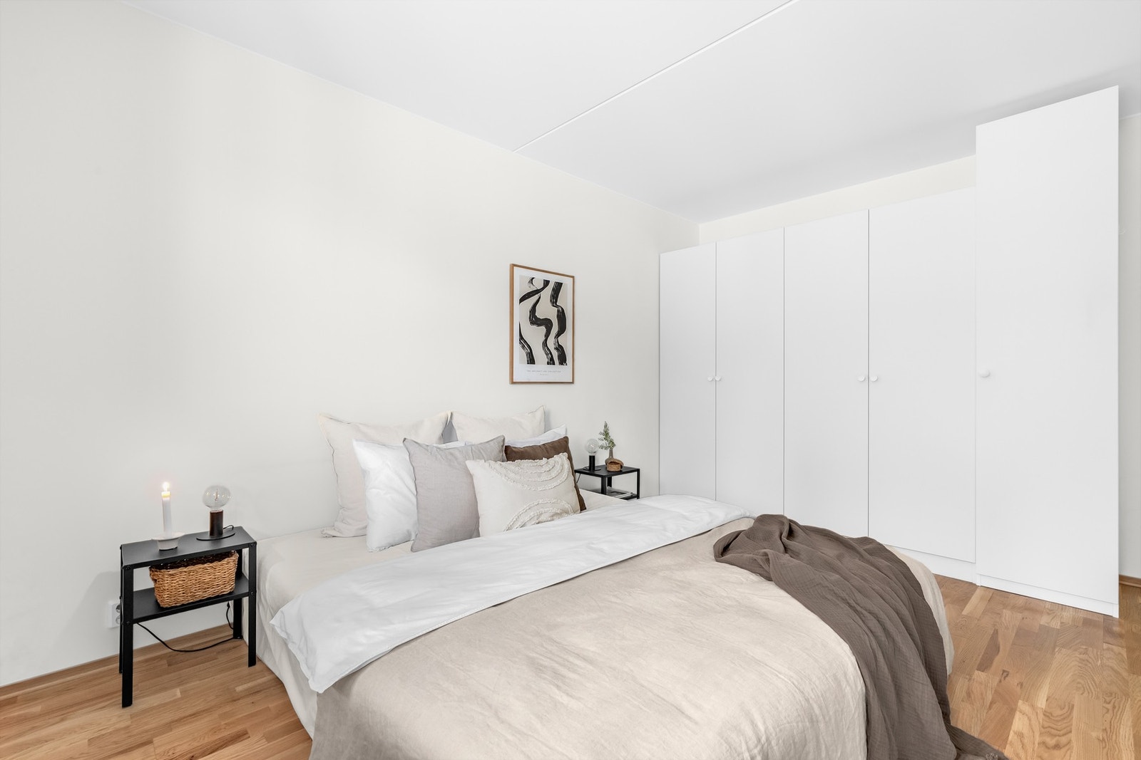 Gode oppbevaringsmuligheter for klær og sko i garderobeskap. Galleribilde