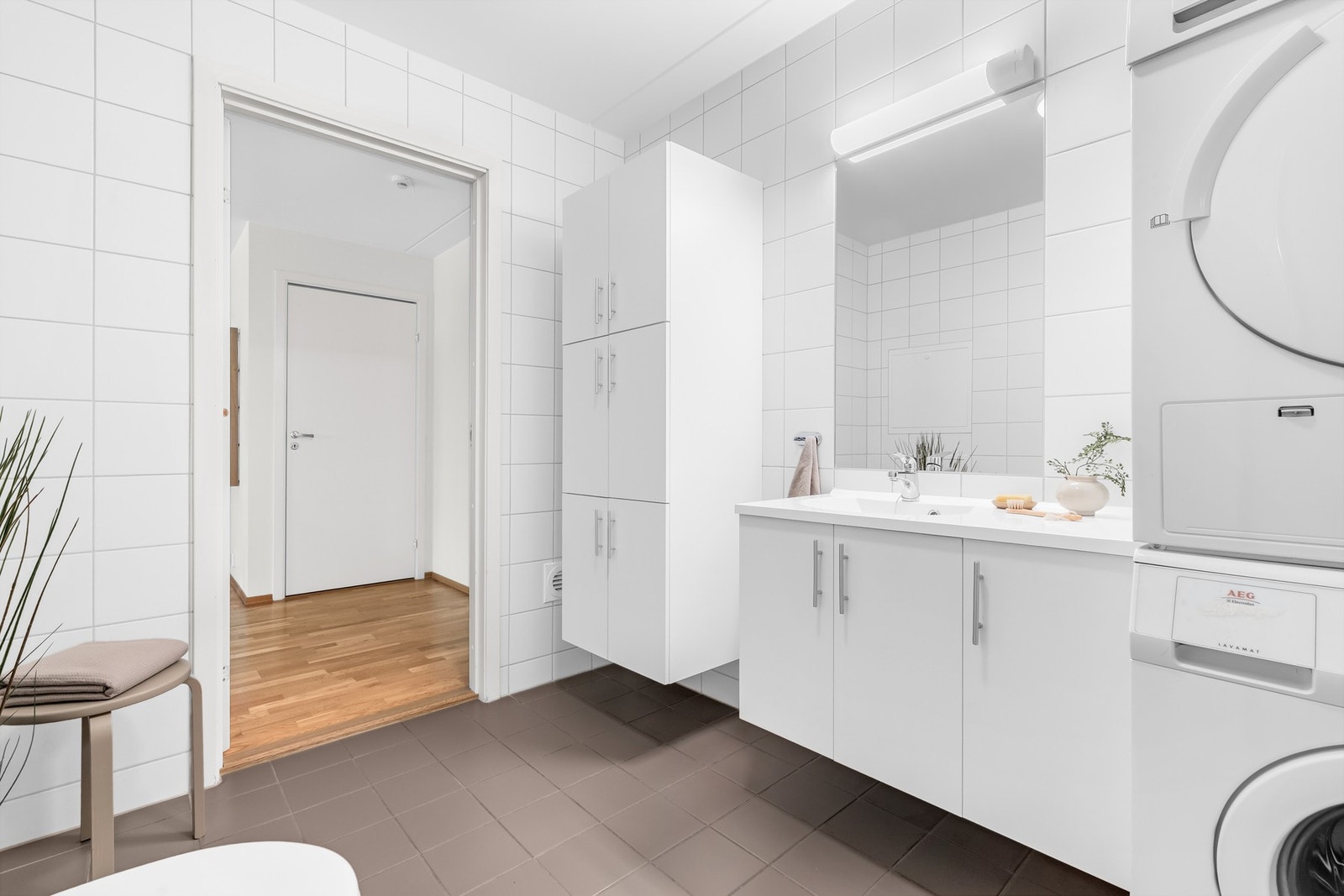 Heldekkende servant med lagring, i tillegg til veggmontert skap gir gode lagringsmuligheter for toalettartikler og håndklær, mm. Galleribilde