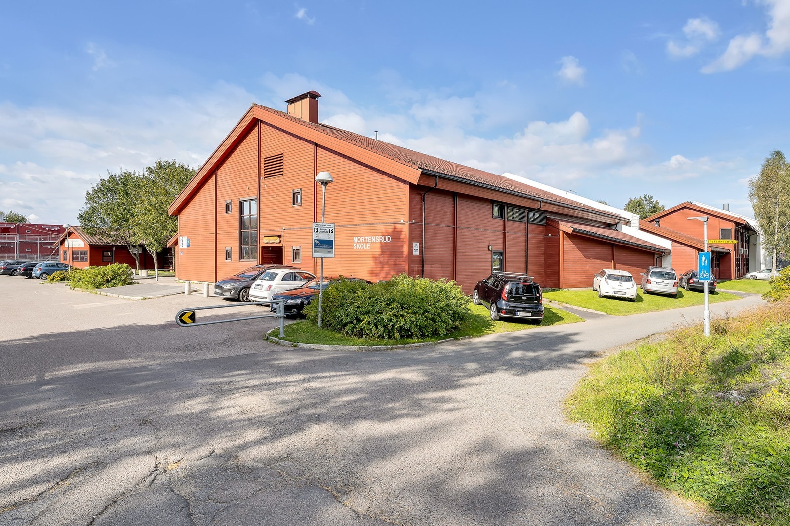 Fra leiligheten har du gangavstand til det meste. Det er flere barnehager i området, og barne- og ungdomsskole. Leiligheten sokner til Mortensrud barneskole. Galleribilde