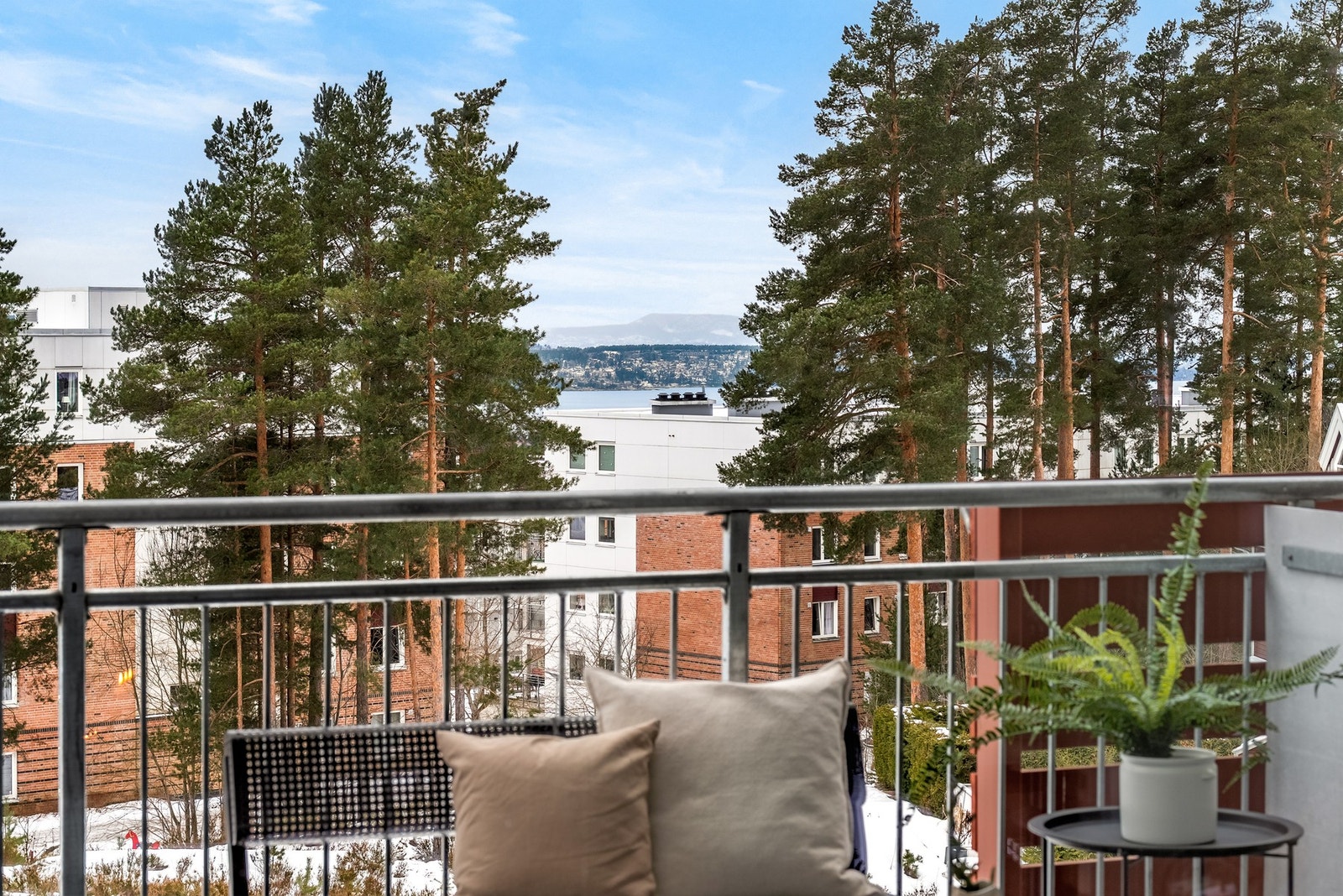 Beliggenhet i 4.etasje gir et luftig og vidstrakt utsyn. Både fjorden og Holmenkollen kan skimtes. Galleribilde