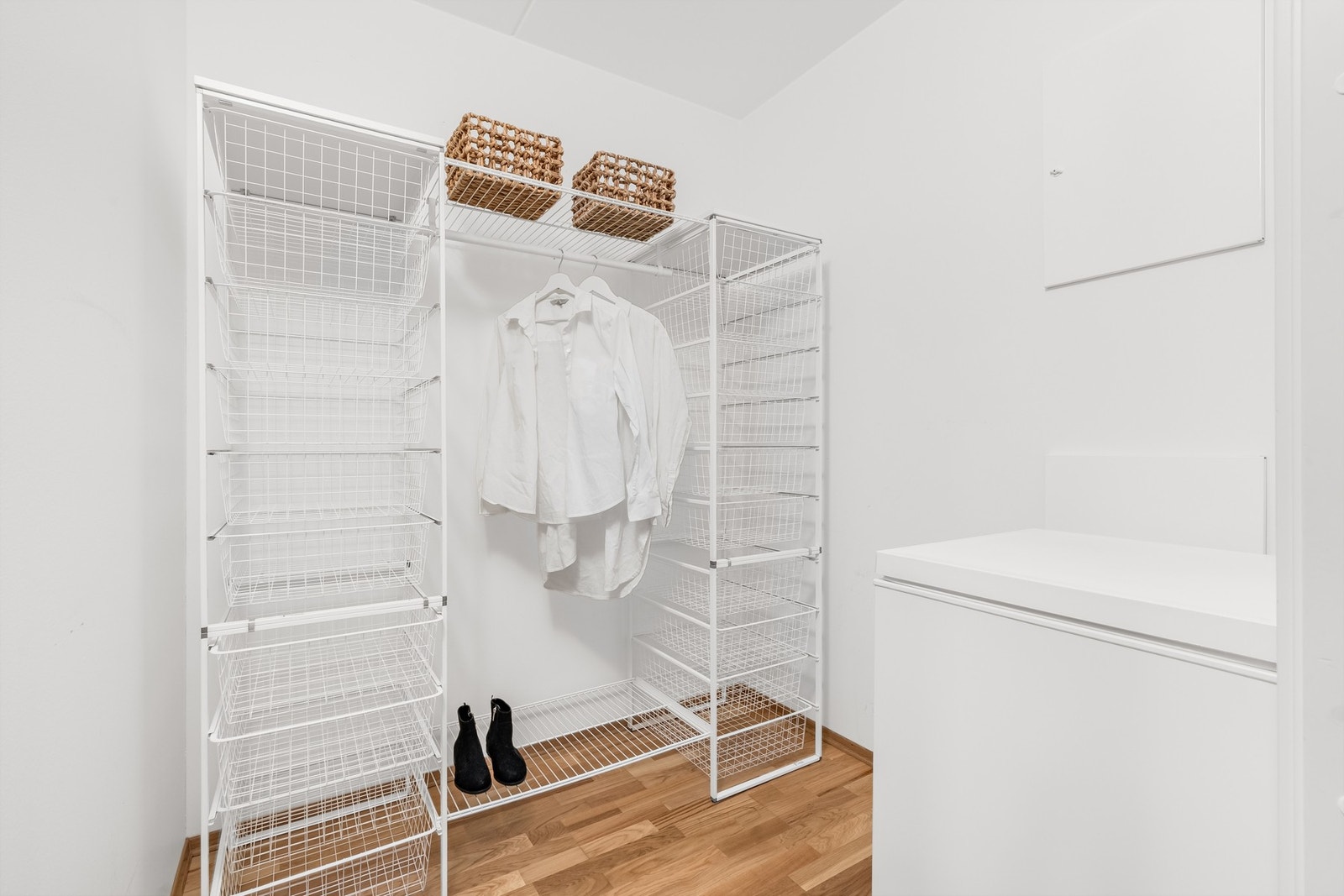 Leiligheten har en praktisk, innvendig bod med inngang fra stuen. For ytterligere oppbevaring disponerer leiligheten en bod i kjelleretasjen på ca. 5 kvm. Galleribilde