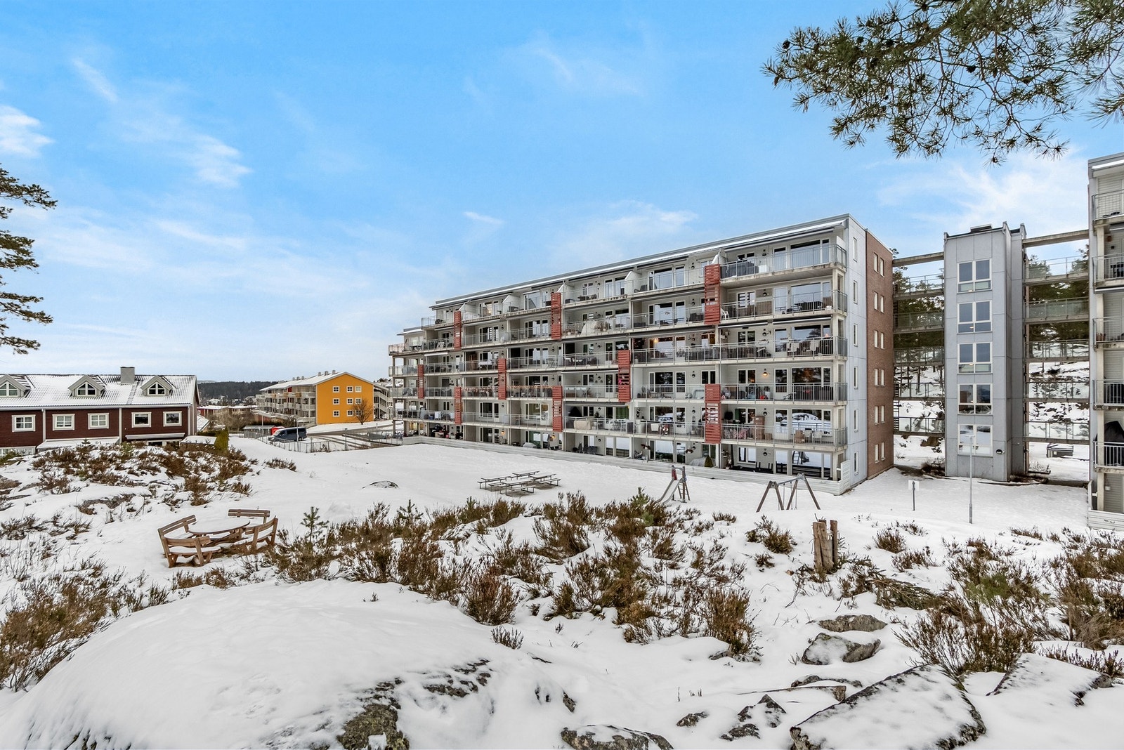 Leiligheten ligger skjermet til i blokkens 4.etasje. Flott uteområde som inkluderer både gressplen, lekeapparater og naturtomt. Galleribilde