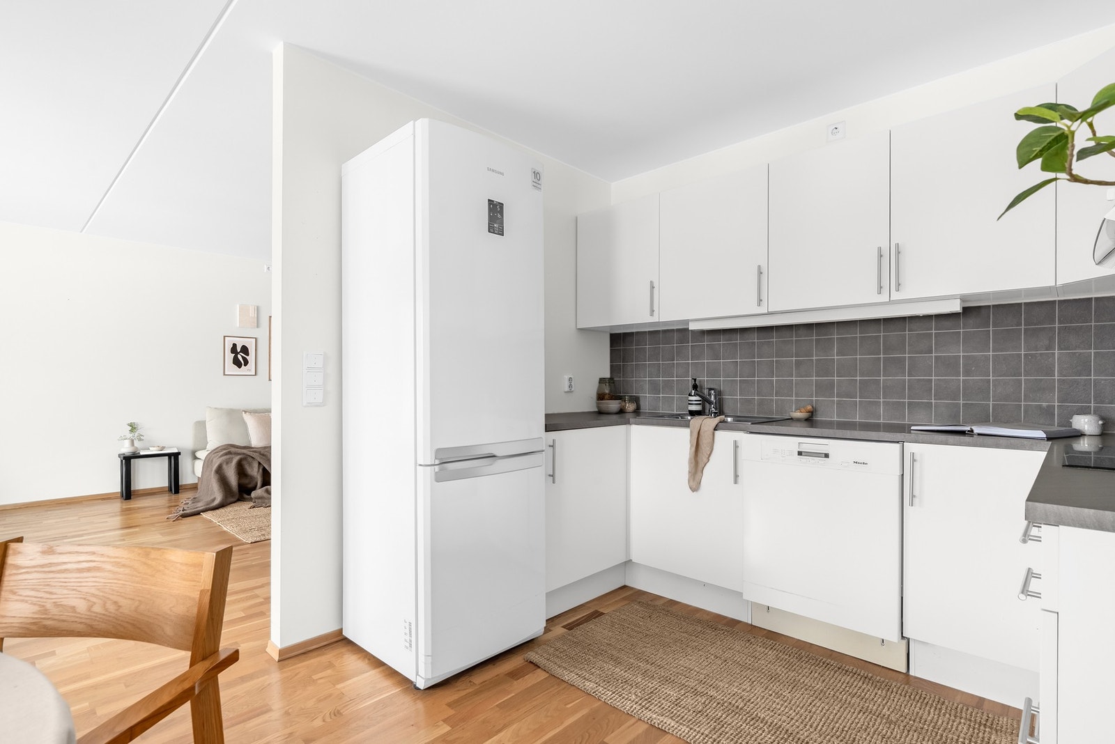 Kjøkkenet har integrert induksjonsplatetopp og stekeovn med komfyrvakt. Alle hvitevarer medfølger om ønskelig, også kjøleskap og oppvaskmaskin. Galleribilde