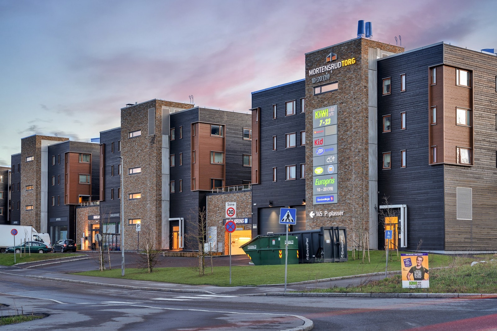Mortensrud Torg byr også på diverse butikker, treningssenter og serveringssteder. Det er for øvrig kort kjørevei til Lambertseter og Bryn senter Galleribilde