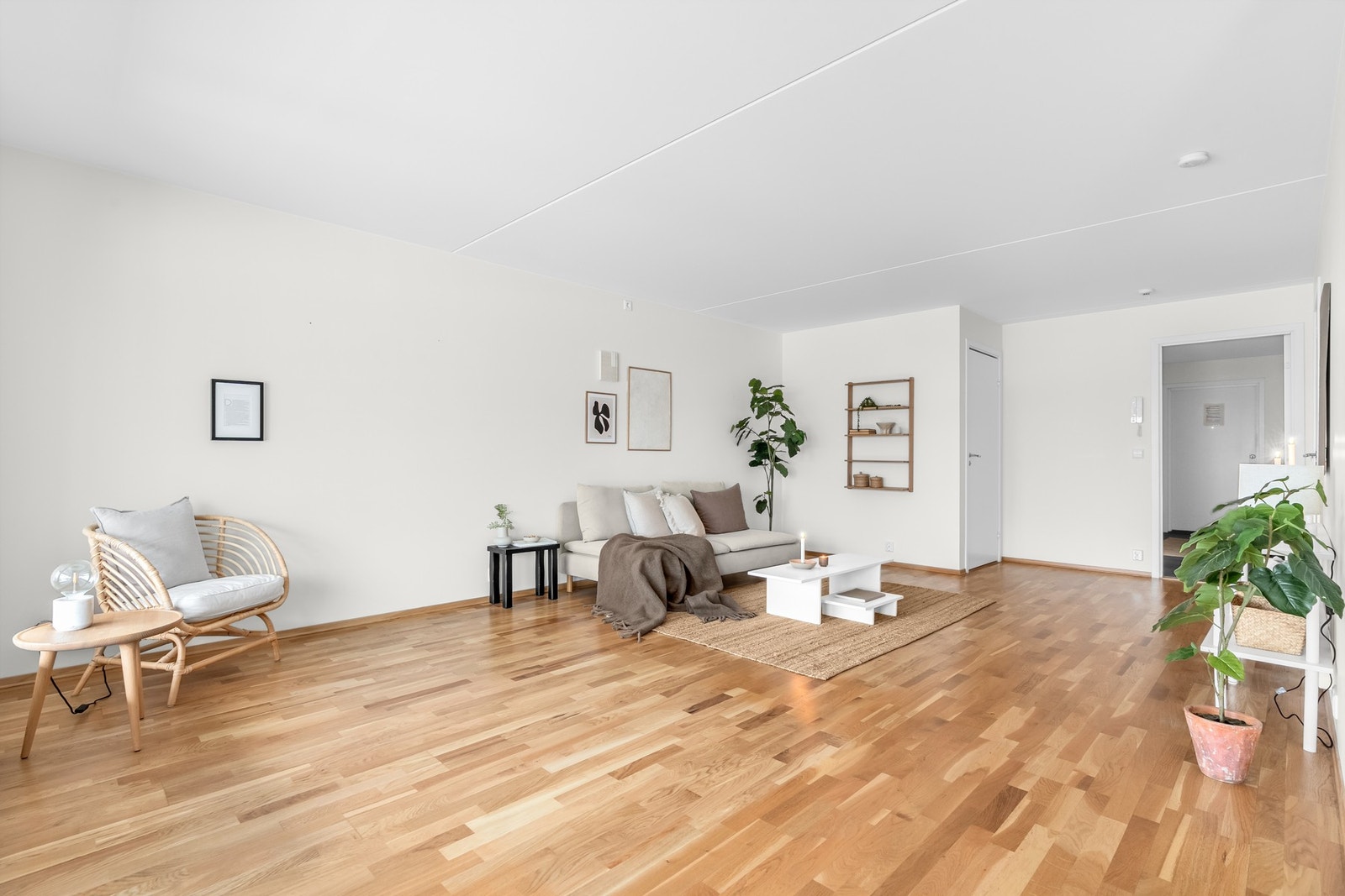 Leiligheten har en romslig og møbleringsvennlig stue, med god plass til sofagruppe, tilhørende TV-møblement og en lesekrok. Galleribilde