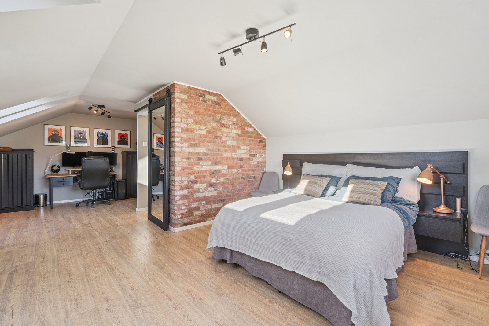 Soverom/kontor på loft. Deler av rommet er er bruksendret fra tilleggsdel til hoveddel (gjelder kontor) Galleribilde