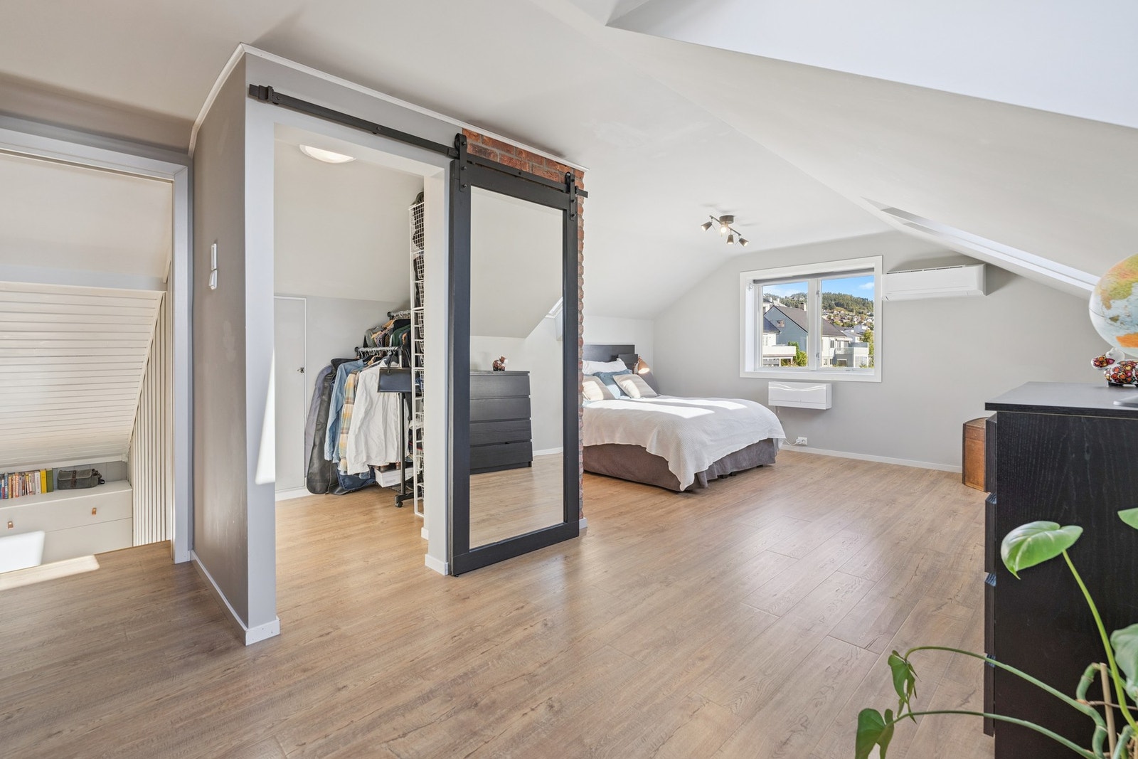 Rommet har walk-in-closet Galleribilde