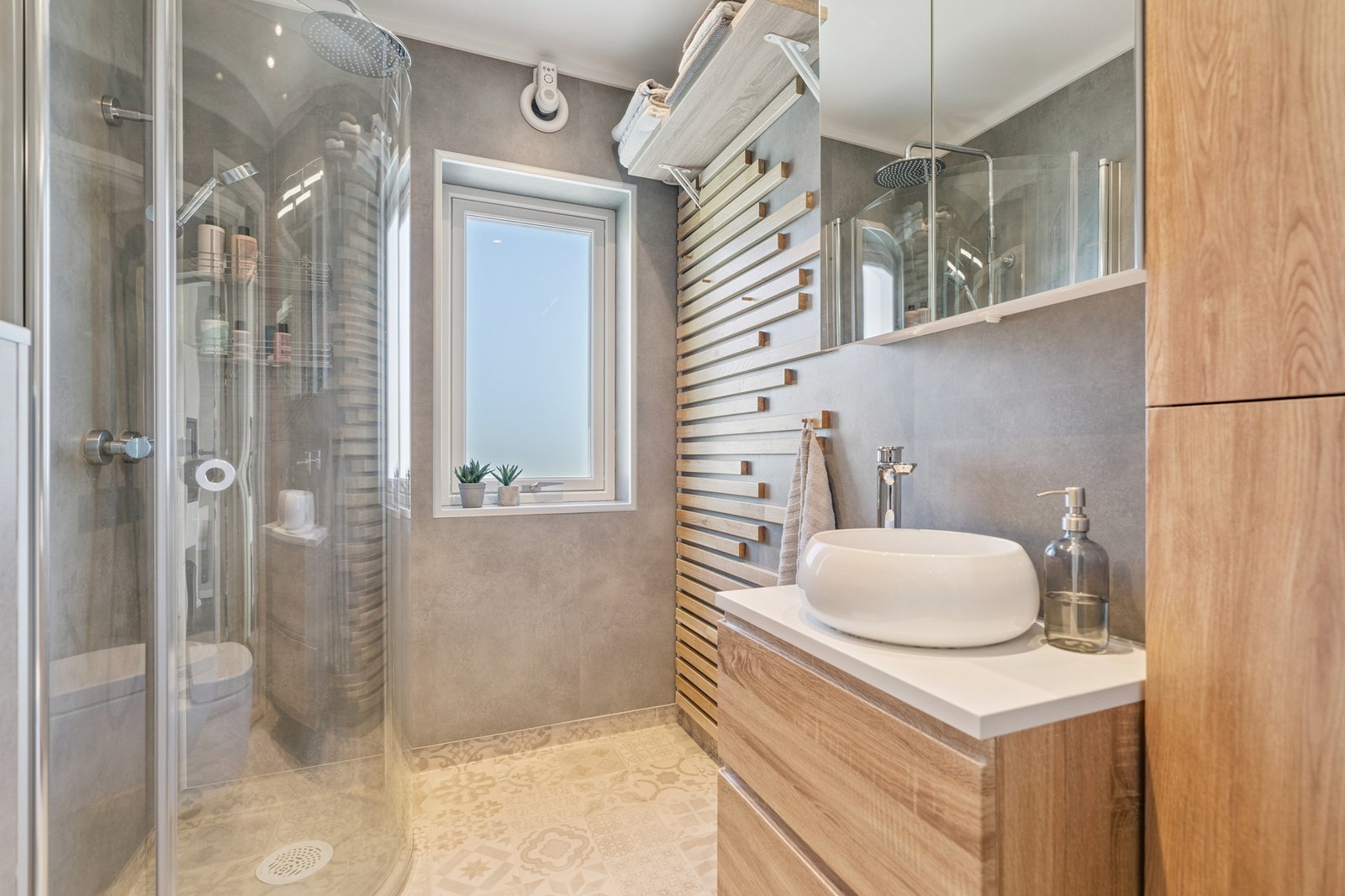 Flott bad fra 2022 med baderomsplater på vegg og gulvbelegg med elektrisk gulvvarme Galleribilde