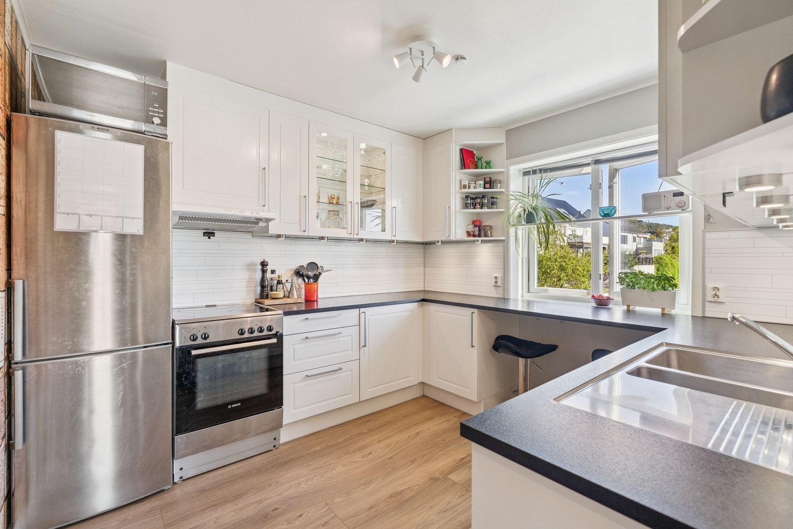 Kjøkkenet har godt med skap- og benkeplass Galleribilde