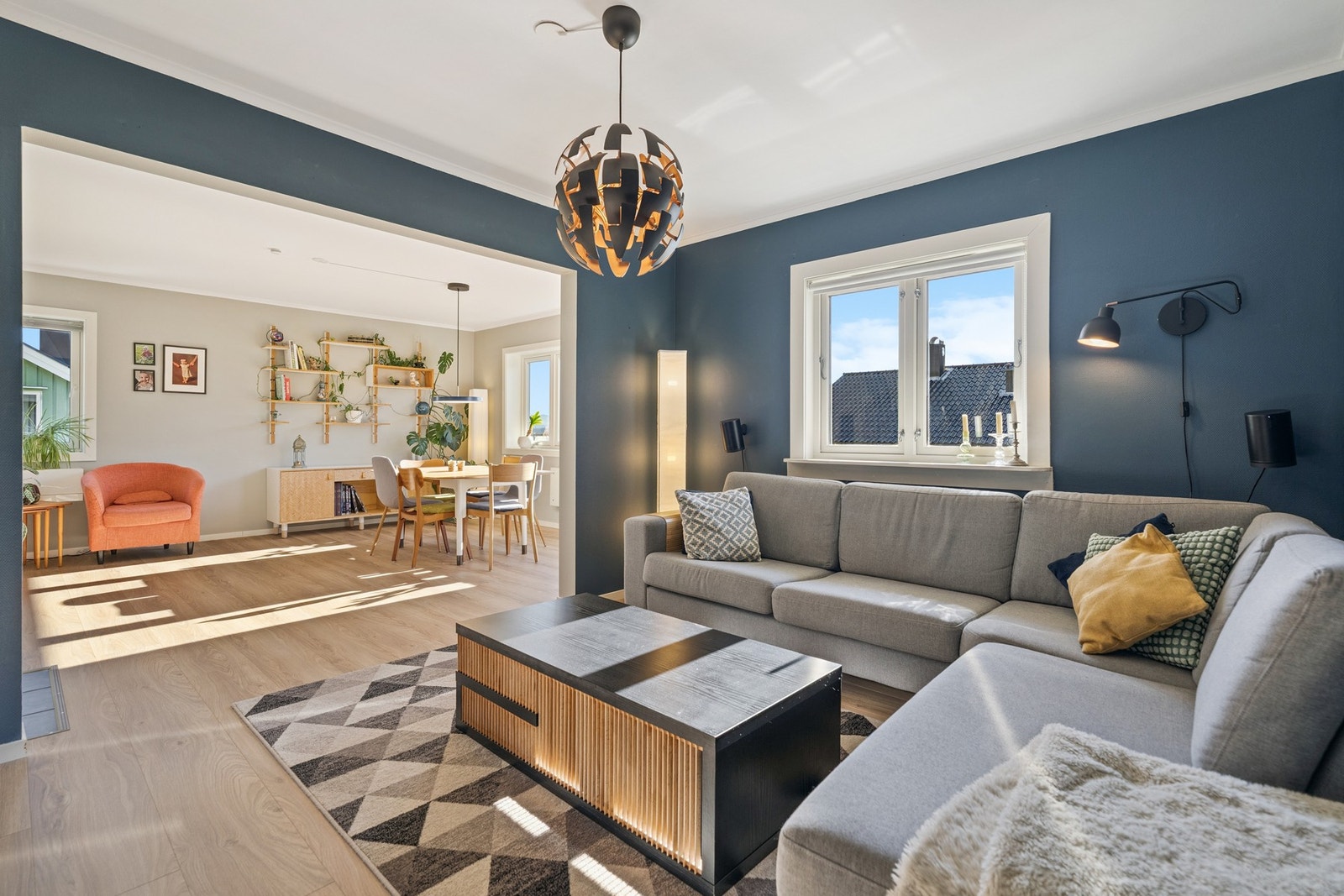 Stor stue med god plass til Tv-krok og spisegruppe Galleribilde