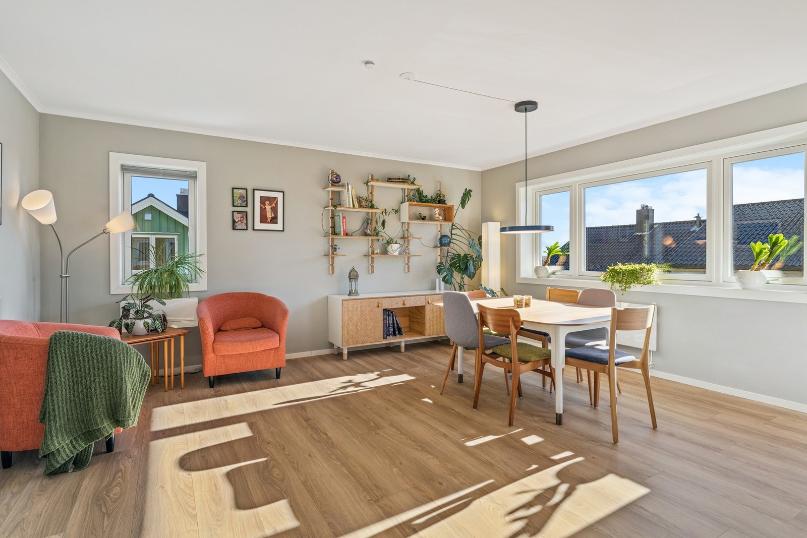 Store vindusoverflater slipper godt med naturlig lysinnslipp på stue Galleribilde