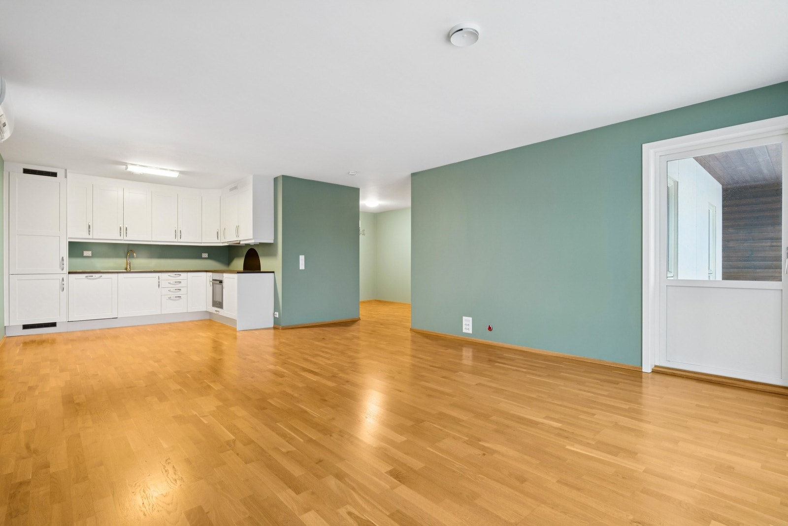 Leiligheten byr på en luftig og sosial atmosfære med åpen forbindelse mellom stue og kjøkken Galleribilde