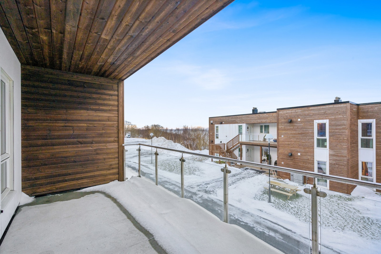 Takoverbygget terrasse gir lun og god skjerming på kjølige dager Galleribilde