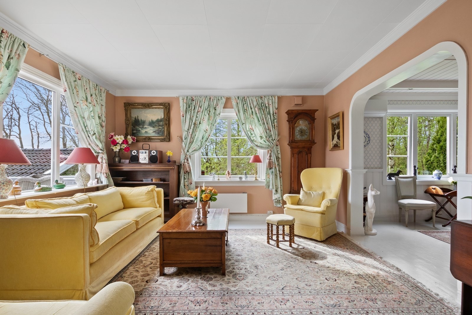 Her møtes du av en lys og innbydende stue med store vindusflater som gir godt naturlig lys og utsikt mot hagen. Galleribilde