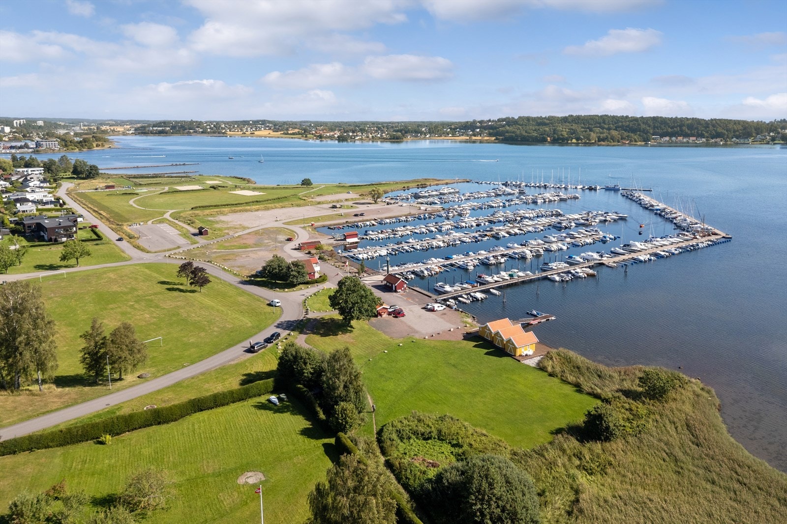 Dette er den perfekte beliggenheten for deg som ønsker å bo maritimt og sentralt, men likevel tilbaketrukket i et trygt miljø. Galleribilde