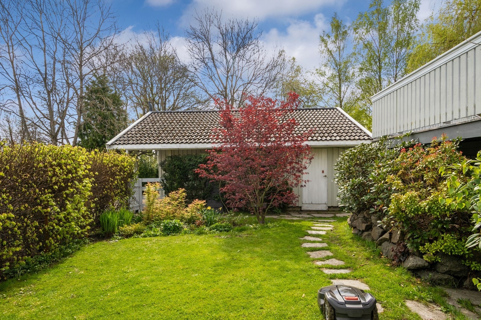 Hagen er nylig blitt helt inngjerdet, noe som gjør uteområdet svært trygt og praktisk for barnelek eller for de som ønsker å la hunden løpe fritt. Galleribilde