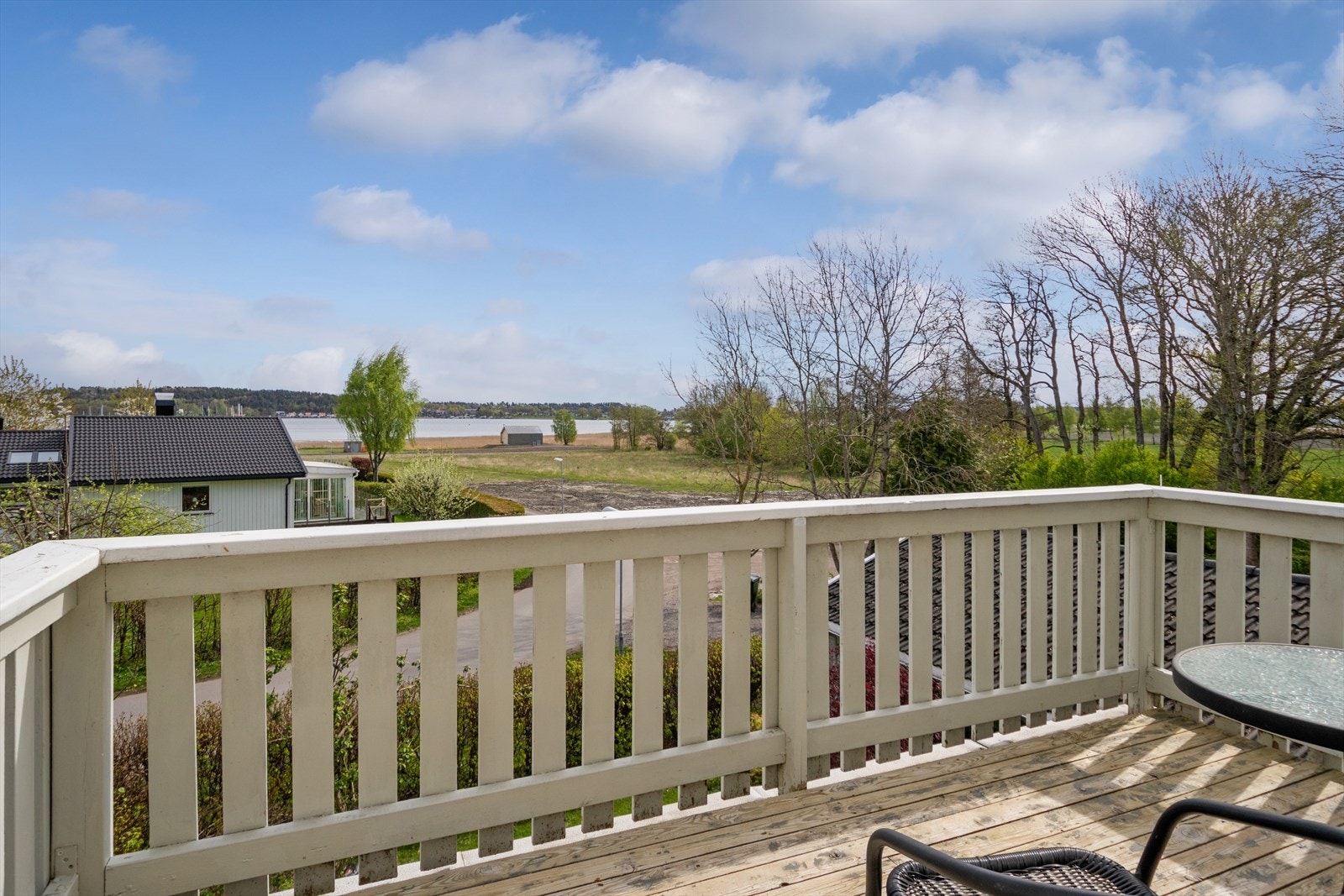 Fra denne etasjen har du også tilgang til balkongen hvor du kan nyte morgenkaffen med utsikt over Husøysundet. Galleribilde