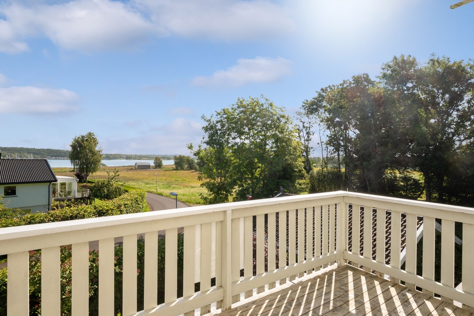 En innholdsrik og sjarmerende tomannsbolig med en av Teies flotteste beliggenheter! Galleribilde