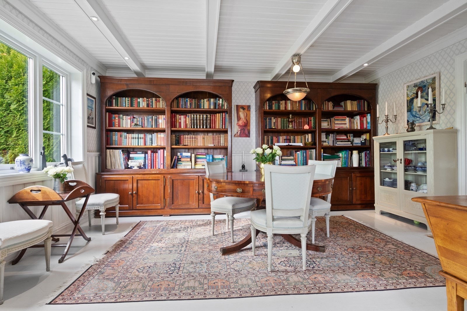 Den klassiske spisestuen er hjertet i etasjen, med god plass til langbord. Galleribilde