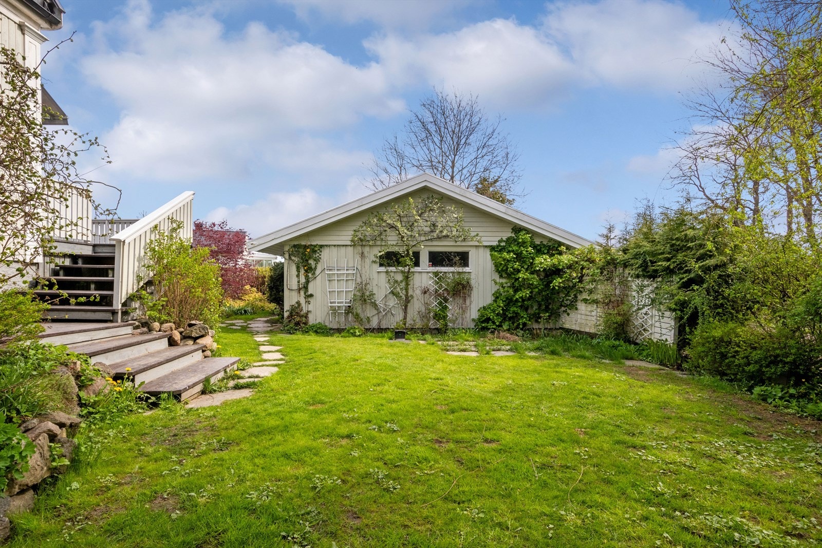 Eiendommen ligger på en pent opparbeidet eiertomt på ca. 496 m². Galleribilde